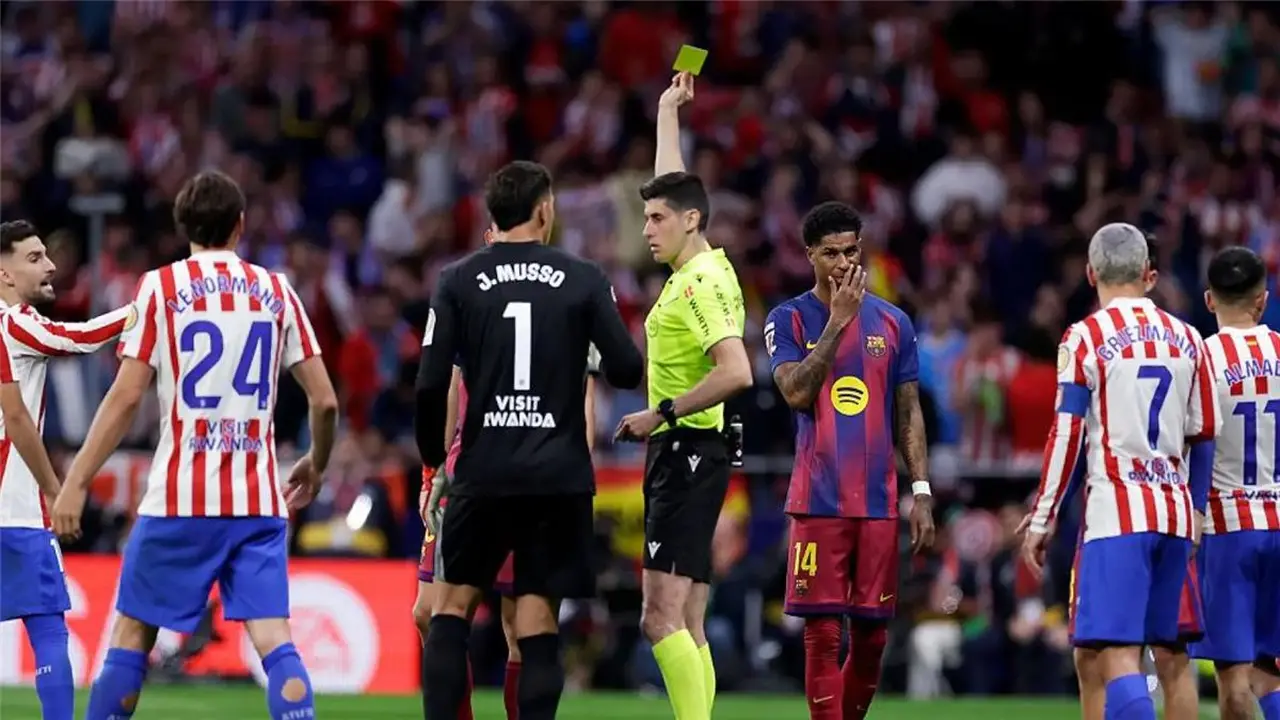 أتلتيكو مدريد ينتقد أداء التحكيم أمام برشلونة: الفار ضلل الحكم